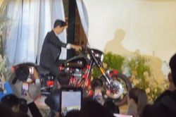Bình An lái xe motor lên sân khấu tiệc cưới, tiết lộ bỏ đam mê tốc độ vì Phương Nga