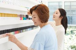 4 giờ sáng, tôi kinh ngạc khi thấy mẹ chồng ngồi gọt rau củ trong bếp