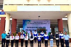 Quỹ Bảo vệ và Phát triển rừng tỉnh trao học bổng, tặng quà cho học sinh vùng khó