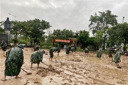 Thị xã Quảng Trị: Dọn bùn đất sau mưa lũ tại Đài tưởng niệm các anh hùng liệt sĩ bờ Bắc sông Thạch Hãn