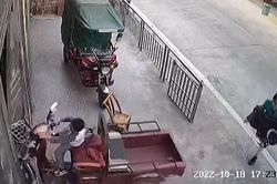 Cậu bé vô tình vặn tay ga, xe điện lao vào ngôi nhà ở Trung Quốc