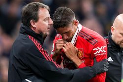 Varane bị chấn thương: Pháp buồn 1, MU lo 10