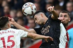 Jesus vô duyên, Arsenal chỉ còn hơn Man City 2 điểm