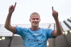 Erling Haaland lập cú đúp, Man City áp sát Arsenal