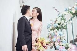 Hoa hậu Đỗ Mỹ Linh 'khóa môi' chồng thiếu gia cực ngọt trong lễ rước dâu