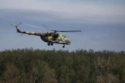 Thót tim cảnh trực thăng tấn công suýt đâm phải ô tô trên đường phố Ukraine