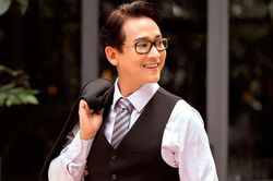 Hứa Vĩ Văn khoe vẻ phong độ tuổi 43