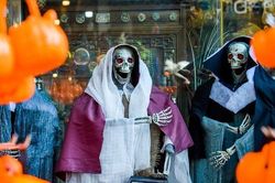 Hàng Mã ngập tràn đồ chơi kinh dị mùa Halloween