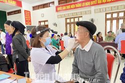 Khám và cấp thuốc miễn phí cho trên 300 người bệnh tại xã Khuôn Hà