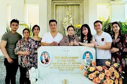 Sao Việt 23/10: Lý Hùng cùng gia đình đến thăm mộ ba NSND Lý Huỳnh
