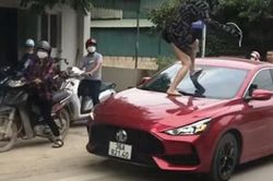 Người phụ nữ nhảy lên nắp capo đạp vỡ kính ôtô, làm đứt một phần tai cô gái