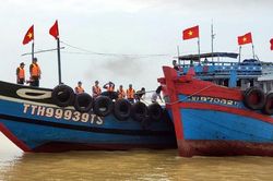 Cứu hộ thành công tàu cá Quảng Ngãi và 3 ngư dân gặp nạn trên biển