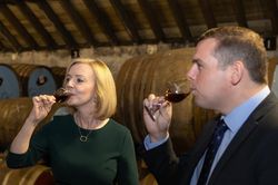 Kinh tế Anh ốm yếu, ngành công nghiệp whisky vẫn sống khỏe