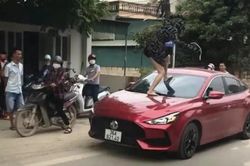 Cắn đứt một phần tai tình địch, người phụ nữ ra đầu thú