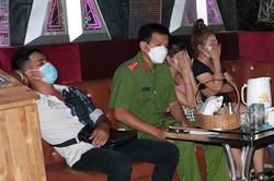Nhóm thanh niên bay lắc trong phòng VIP quán karaoke