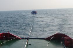 Cứu hộ tàu cá và 3 thuyền viên gặp nạn trên biển