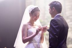 Hé lộ loạt ảnh cưới của Đỗ Mỹ Linh chưa được công bố nhưng Hoa hậu Lương Thùy Linh mới gây chú ý