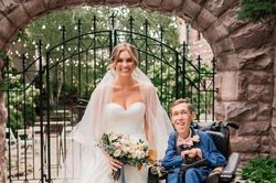 Chuyện tình xúc động của cô gái xinh đẹp và chàng trai ngồi xe lăn