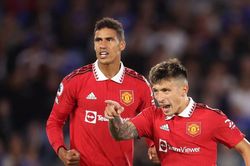 Rio Ferdinand cảnh báo 'nóng' MU khi mất Varane