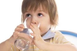 Trẻ bị tiêu chảy nên bù nước thế nào?