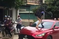 Vụ đánh ghen cắn đứt tai cô gái ngồi trong xe ô tô: Người vợ có thể đối diện 3 tội danh