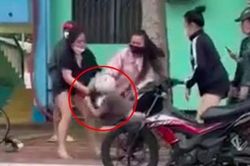 Phẫn nộ nữ sinh bị đánh hội đồng bằng mũ bảo hiểm, túm tóc kéo lê trên đường