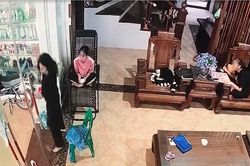 Đám bạn cười nghiêng ngả khi cô gái đâm đầu vào cửa kính