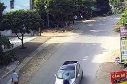 Không làm chủ tốc độ, ô tô hất tung người lái xe máy lên kính chắn gió