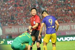 Trọng tài V-League: Khi 'Bụt... chùa người thiêng'