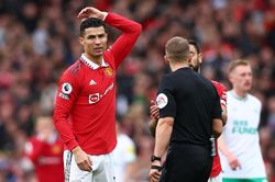 Tin MU 25/10: MU bị tố dối trá về Ronaldo. Van de Beek hết cơ hội dự World Cup 2022
