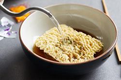 Bộ Công Thương cảnh báo người dân cẩn trọng khi mua gói súp 'Hảo Hảo tôm chua cay'