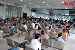 Ga Sài Gòn nhộn nhịp trong ngày đầu mở bán vé tàu Tết Quý Mão