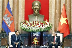 Chủ tịch nước Nguyễn Xuân Phúc tiếp Chủ tịch Thượng viện Campuchia Samdech Say Chhum