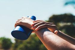 Bác sĩ da liễu tiết lộ cách tốt nhất để sở hữu làn da 'trẻ mãi không già'