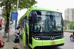 Xe buýt điện sạch hơn xe chạy diesel thế nào?