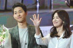 Bắt gặp Song Joong Ki công khai chăm sóc người khác sau 3 năm chia tay Song Hye Kyo