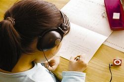 Có nên vừa học vừa nghe nhạc? Đây là câu trả lời từ giáo sư nổi tiếng