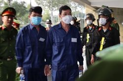 74 bị cáo hầu tòa trong đại án buôn lậu xăng dầu