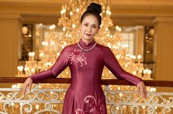 Nhan sắc trẻ đẹp của 'mẹ chồng' Lan Hương ở tuổi 61