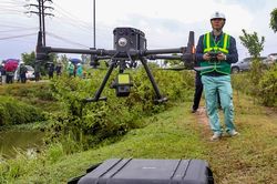 Cận cảnh flycam chuyên dụng phục vụ khảo sát cắm mốc giới đường vành đai 4 ở Hà Nội