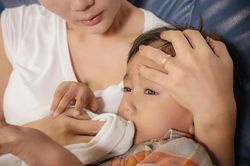 Cha mẹ làm gì khi trẻ cảm thấy buồn nôn?