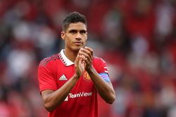 MU mất Varane trong 6 trận tới