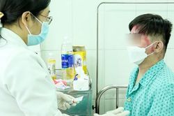 Nhiễm trùng nặng do tự ý chích vỡ các mụn nước