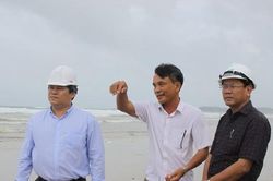Lãnh đạo UBND tỉnh Quảng Ngãi kiểm tra sạt lở bờ biển Châu Tân