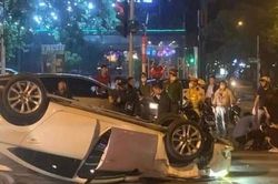 Ô tô tông văng 2 người đi xe máy rồi 'ngửa bụng' trên đường Liễu Giai, Hà Nội