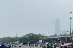 Nhà cao tầng Hà Nội mờ ảo trong sương dù giữa trưa
