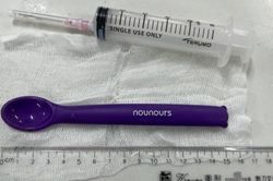 Say rượu, cô gái nuốt chiếc thìa nhựa 15cm vào bụng
