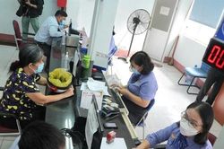 Nhộn nhịp mua vé tàu Tết