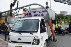 Xe tải húc văng thanh giới hạn chiều cao ở chân cầu Sài Gòn
