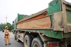 Xe ben chở quá tải tung chiêu cơi nới kiểu 'khắc nhập, khắc xuất' ở Hà Nội